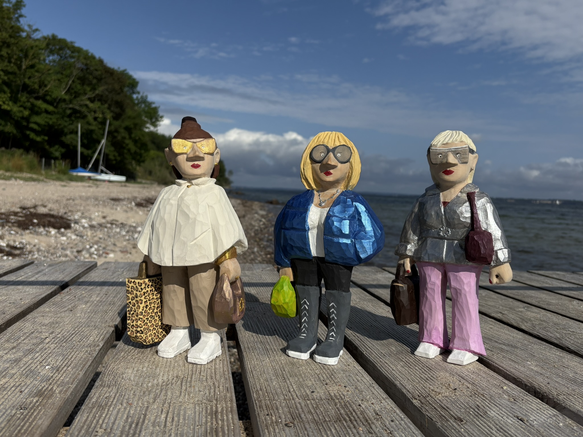 Drei moderne Frauen auf einem Steg